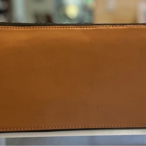 Adrienne Vittadini Black and Tan Tote with Gold Hardware - Picture 5 of 9